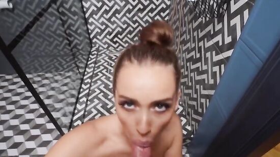 Дай мне полотенце, я собиралась в душ! - Нет, нет, нет - сначала минет!