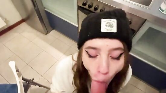 Молодая соседка дала на кухне как опытная шлюшка