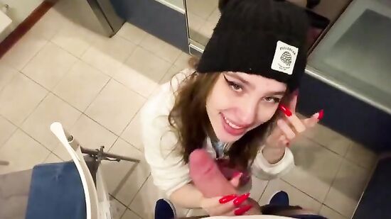 Молодая соседка дала на кухне как опытная шлюшка