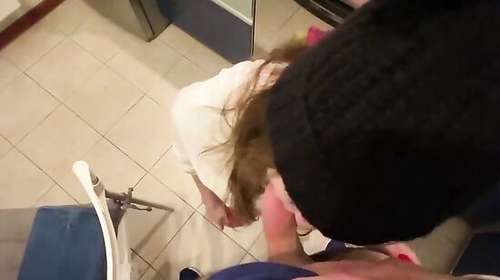 Молодая соседка дала на кухне как опытная шлюшка