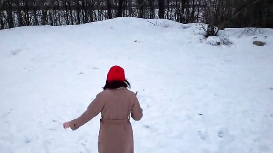 Русская милашка отсосала на природе со спермой в ротик