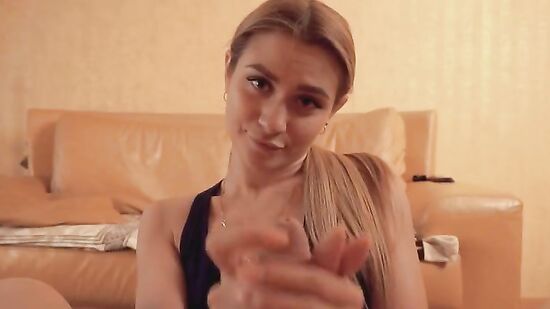 Не дал девушке позаниматься, а соблазнил на минет и секс