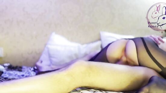 Русский парень смотрит как его девушка дрочит, а потом входит в неё