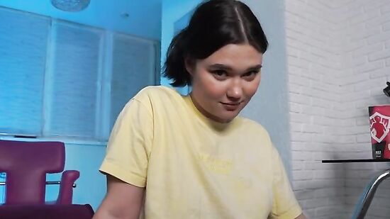 Классная русская девушка делает парню домашний минет с разговорами