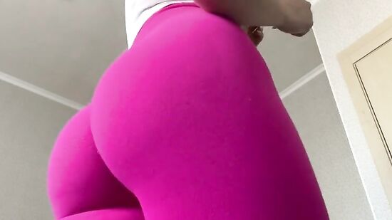 Русская фитоняшка смотрит порнушку, а потом показывает грудь и пышную попку