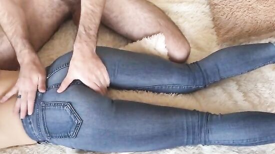 Девушка из Тиндера с идеальной попкой зашла в гости на массаж и секс