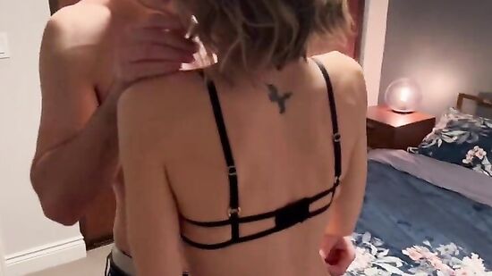 Муж делится женой с лучшим другом, а она и на против