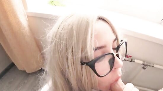 Девушка с супер попкой убирает в квартире и трахается с парнем на подоконнике