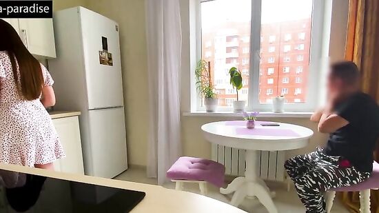 Пока мужа задерживают в командировке, жена милашка изменяет с пасынком