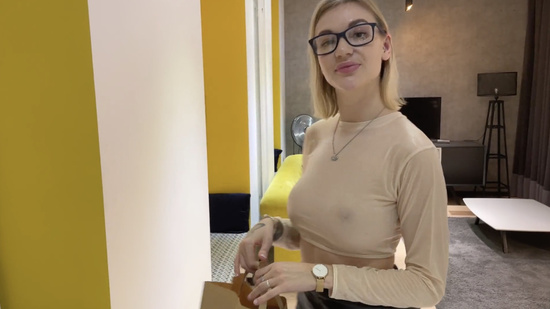 Здравствуйте, ваш заказ.. - Сколько с меня? - 2350 рублей..