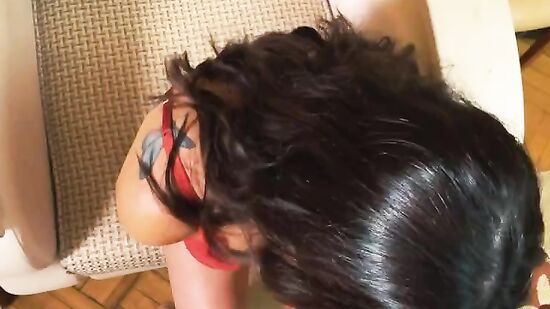 Зрелая соседка очень любит сосать и получать сперму на упругую попу