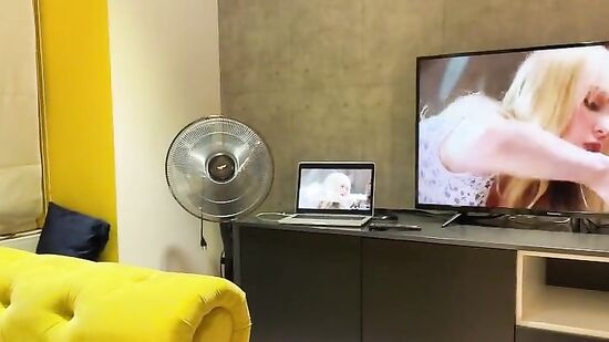 Муж подглядывает за женой, пока она смотрит порно и мастурбирует на большой черный член