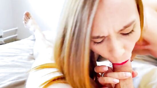 Горничная-шлюшка убирает в квартире и трахается с хозяином со спермой на лицо