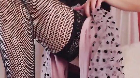 Возбуждающая русская девушка страстно танцует и соблазняет стриптизом на дрочку