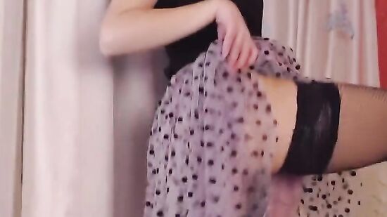 Возбуждающая русская девушка страстно танцует и соблазняет стриптизом на дрочку