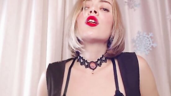 Возбуждающая русская девушка страстно танцует и соблазняет стриптизом на дрочку