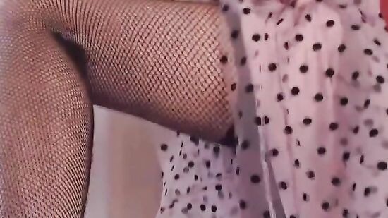 Возбуждающая русская девушка страстно танцует и соблазняет стриптизом на дрочку