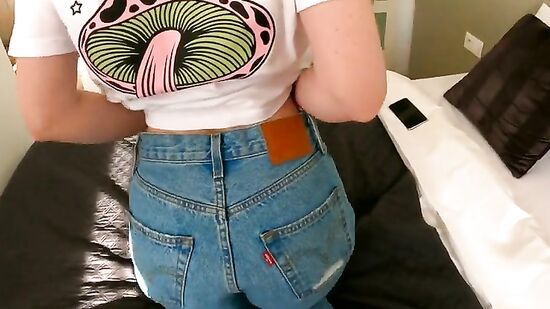 Симпатичная девушка с аппетитной попой любит секс в позе раком