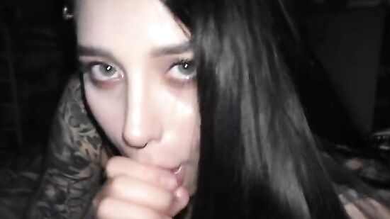 Сводная сестра-красотка делает брату минет, пока все в другой комнате