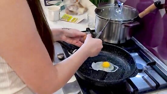 Падчерица готовит завтрак и очень сильно хочет - новый Айфон