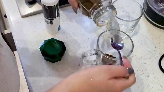 Падчерица готовит завтрак и очень сильно хочет - новый Айфон