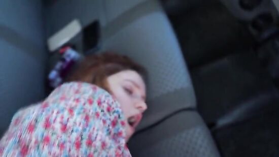 Привез девушку на красивое поле в их первое свидание, чтобы трахнуть в машине и кончить на личико