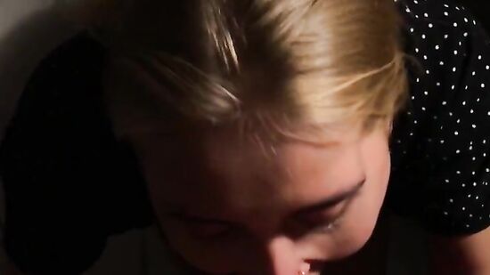 Зашла к соседу отсосать ему большой член со спермой на лицо, пока мужа не было дома