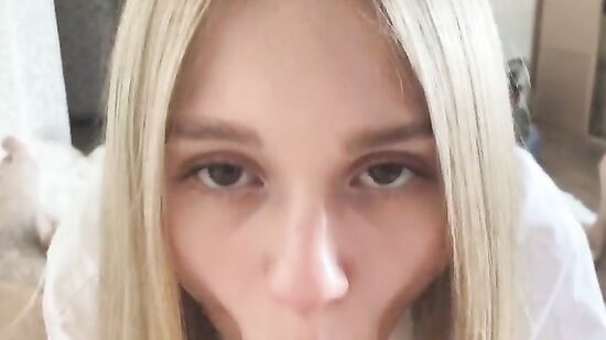 Зашла к другу на секс в бритую киску