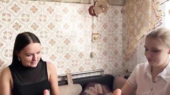 Опытная русская девушка показывает брюнетке как правильно делать минет - русское секс видео с разговорами