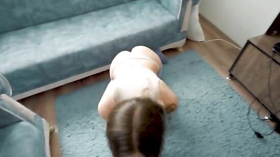 Получила оргазм, когда разминала тело на диване