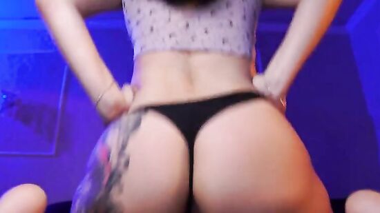 Брюнетка с пышной попой занимается сексом со своим парнем - порно нарезка 2022