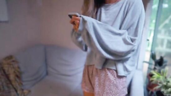 Узнал, что соседка по квартире ведет OnlyFans и развёл на секс