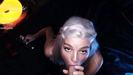 Классная русская блондинка любит чилить и развлекаться с большим членом друга