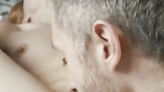 Красивая девушка и её страстный мужчина кончают вместе во время домашнего секса