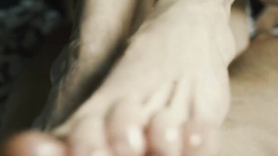 Вот так я и стала любить дрочить мужу не только руками но и ножками