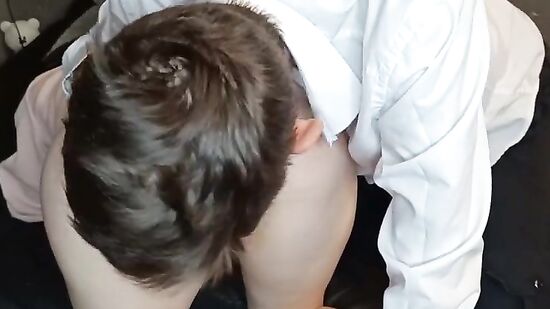 Посмотрите, как же он любит делать анилингус своей жопастой женушке