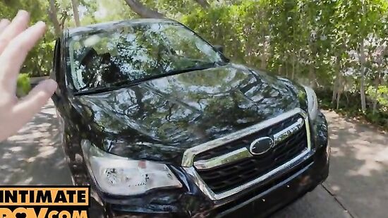 Симпатичная Райли Рид сама насадилась на член своей волосатой киской