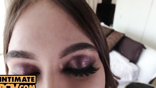 Симпатичная Райли Рид сама насадилась на член своей волосатой киской