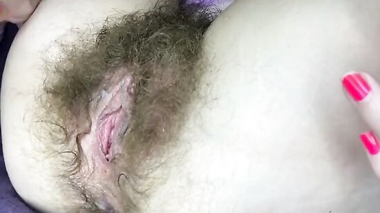 Очень волосатая, мокрая киска с большим клитором крупным планом