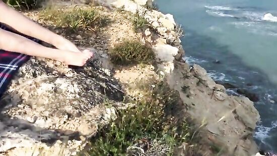 Потрясающая блондинка нежно трогает сиси и мастурбирует кису с видом на океан