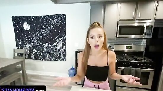 Парень занимается сексом с симпатичной девушкой, чтобы не скучать во время карантина