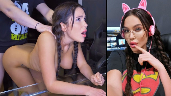 Красивую геймершу трахают за столом в позе раком и кончают в ротик