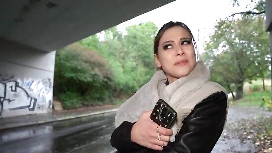 Повелась на деньги и дала незнакомому мужчине