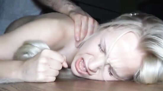 Девушка получает оргазм от грубого секса с мужчиной