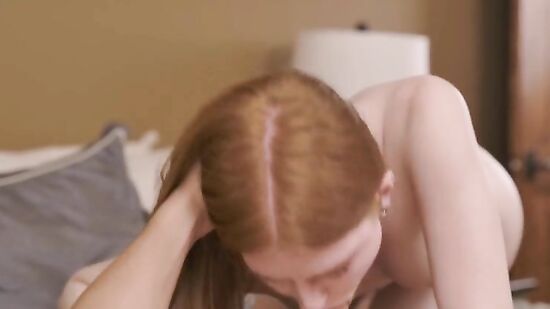 Голая сводная сестра зашла к брату в комнату, чтобы получить оргазм