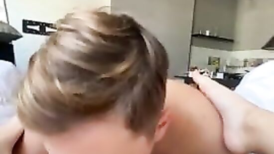 Любительский кунилингус от первого лица, когда девушка снимает на телефон