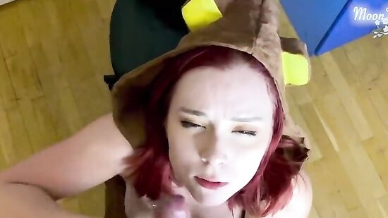 Мужик трахает раком в киску и в ротик рыжую девушку в милой пижаме