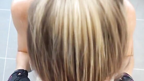 Сводная сестра возбудила брата когда делала свои упражнения