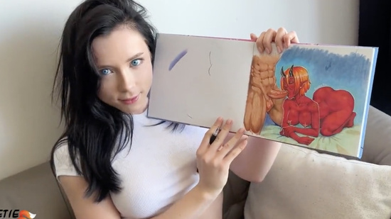 Горячая русская художница любит рисовать всякие пошлости и заниматься сексом - русское порно