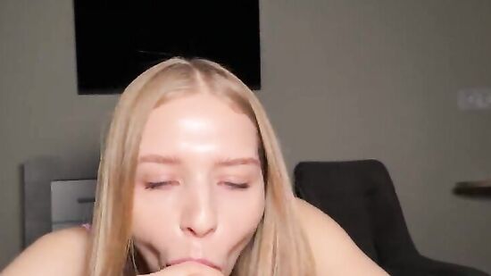 Русская барби-блондинка заскочила на 5 минут, чисто отсосать член